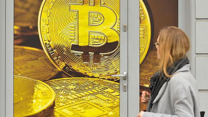 Giá Bitcoin bất ngờ tăng 17%, vượt 8.000 USD