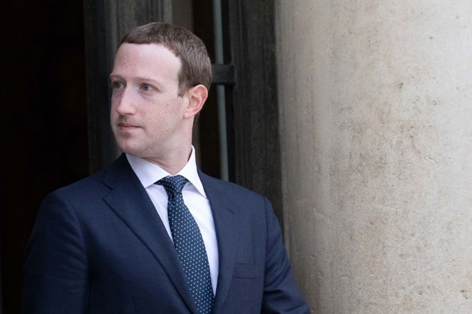 Facebook mất 200 tỉ USD vốn hóa, Mark Zuckerberg nặng gánh áp lực
